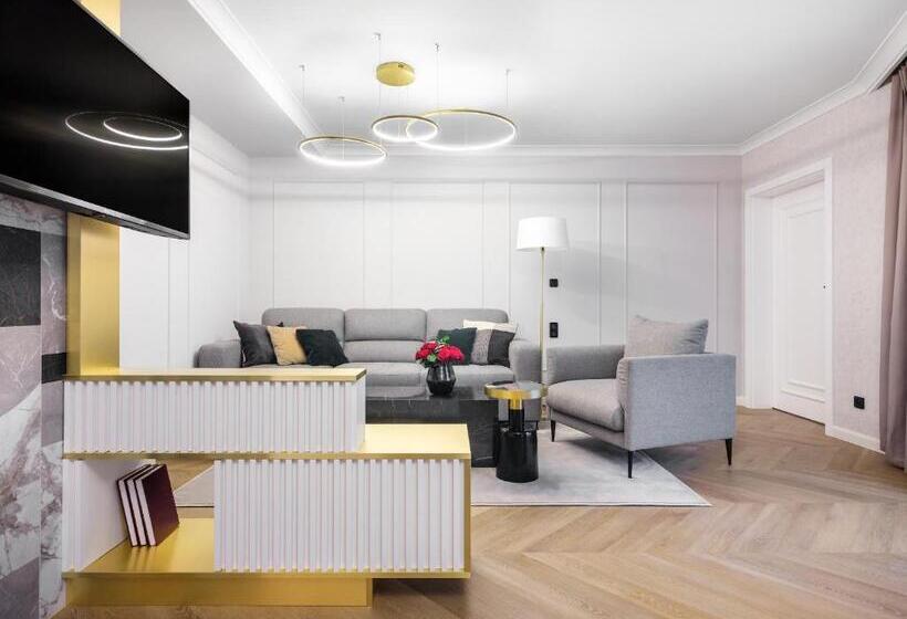 デラックススイート, Golden Queen Deluxe Jacuzzi Apartments Old Town