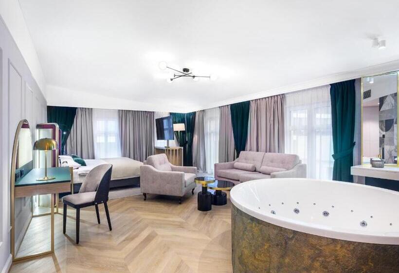 デラックススイート, Golden Queen Deluxe Jacuzzi Apartments Old Town