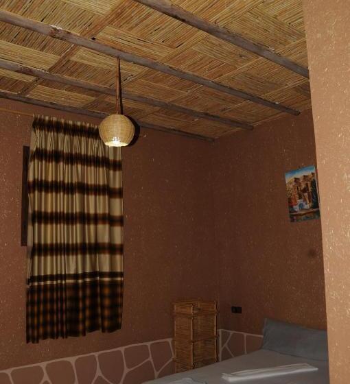 이코노미 룸, Chez Manar