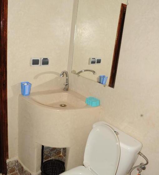 이코노미 룸, Chez Manar