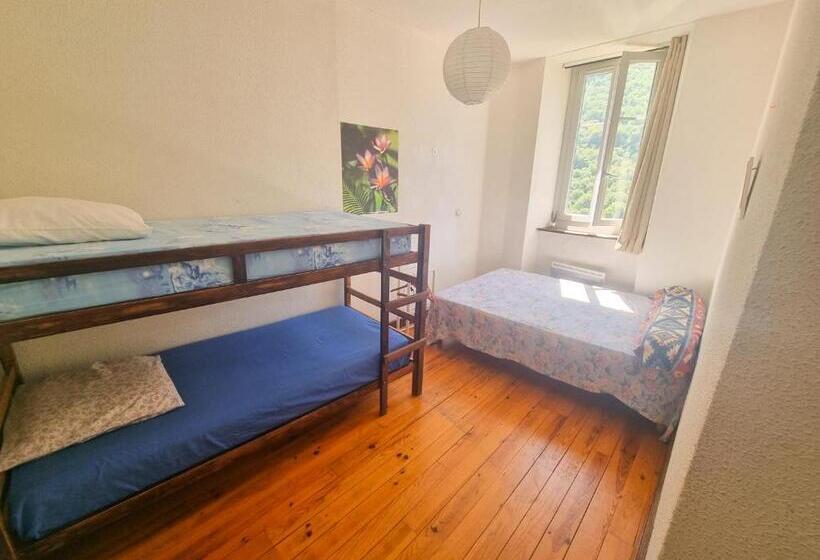 ルームシェアのワンベッド, Auberge Du Crabère