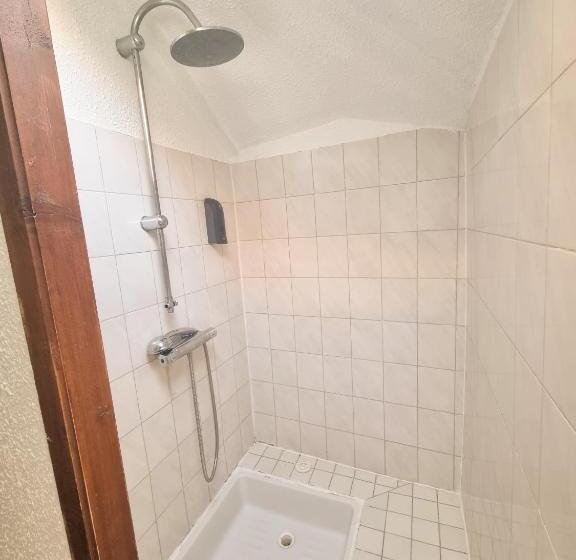 バス共有のスタンダードルーム, Auberge Du Crabère