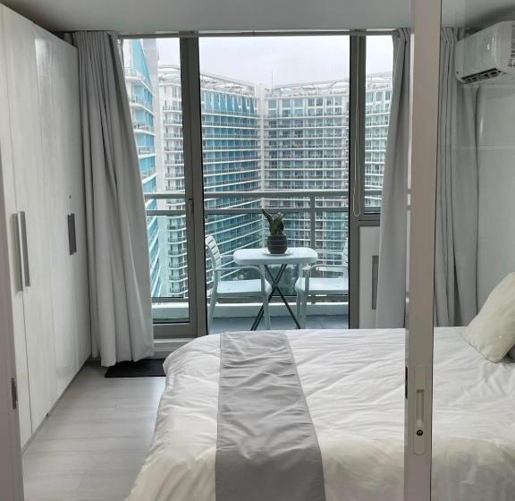 اتاق خانوادگی, Azure Urban Resort Residences