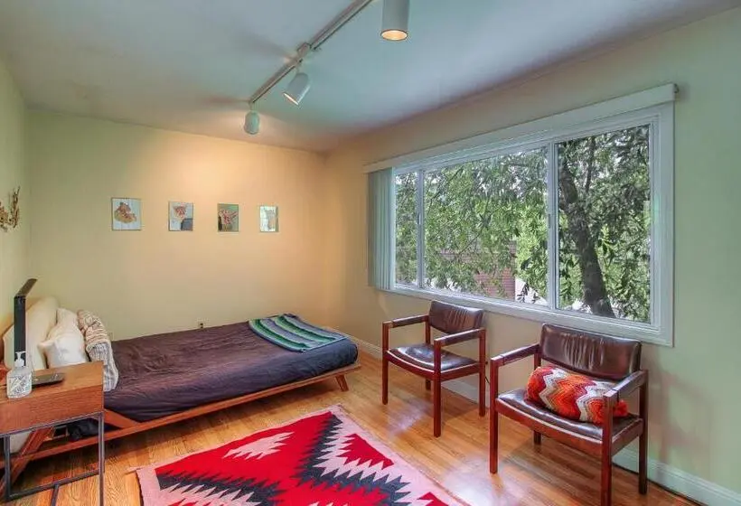 スタンダードスタジオ, Downtown Cottage In The Woods