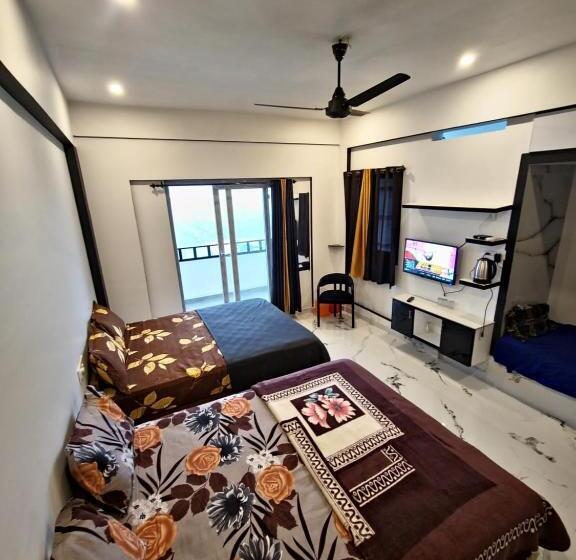 جناح, Rock Lake Villa