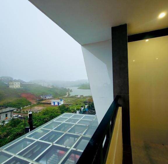 جناح, Rock Lake Villa