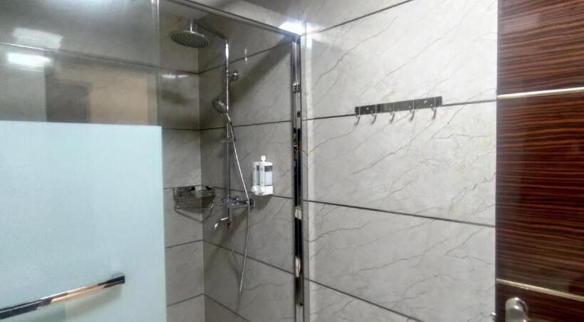 اتاق استاندارد سه تخته با بالکن, Sky Garden