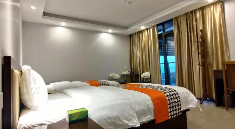 اتاق استاندارد سه تخته با بالکن, Sky Garden