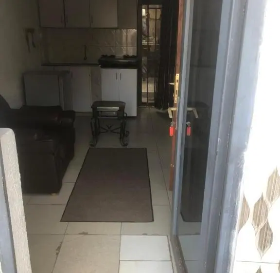 استودیو استاندارد با چشم‌انداز باغ, Zion Inn