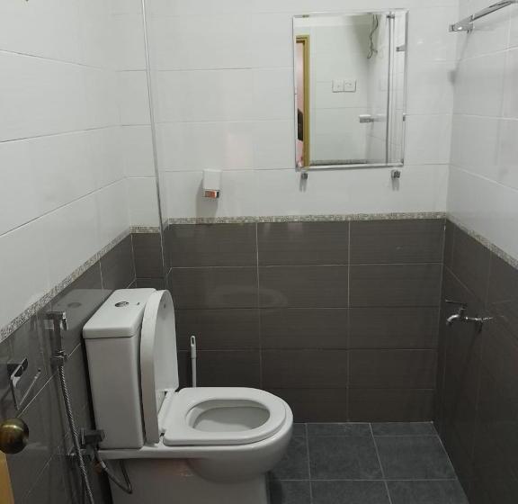 חדר משפחתי, Creek View Inn