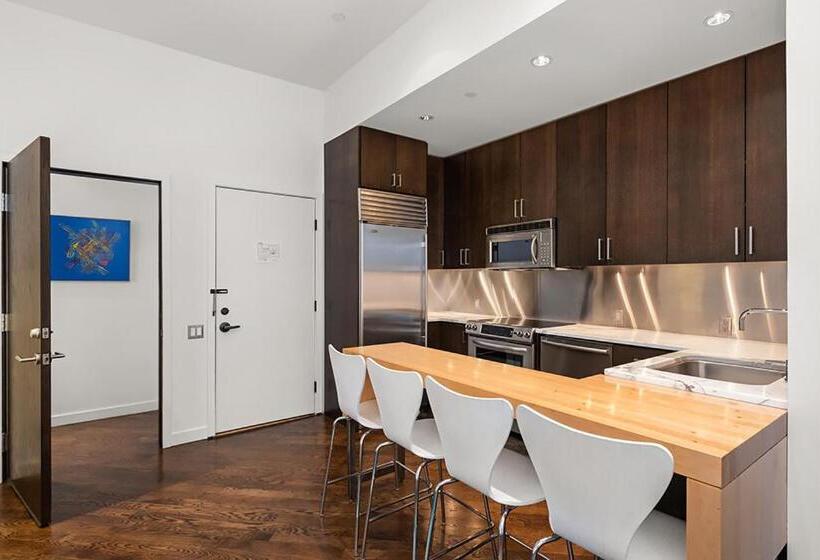 １ベッドルームハウス, Independence Square 208, Stylish Luxury Suite With Full Kitchen & Living Area