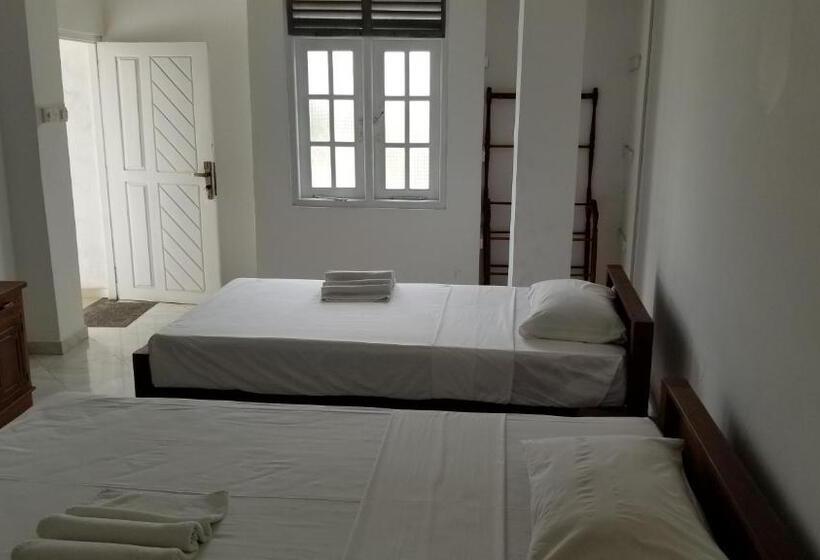 غرفة قياسية, Mirissa Heights