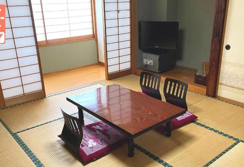 اتاق استاندارد سه تخته با سرویس بهداشتی مشترک, Togoro