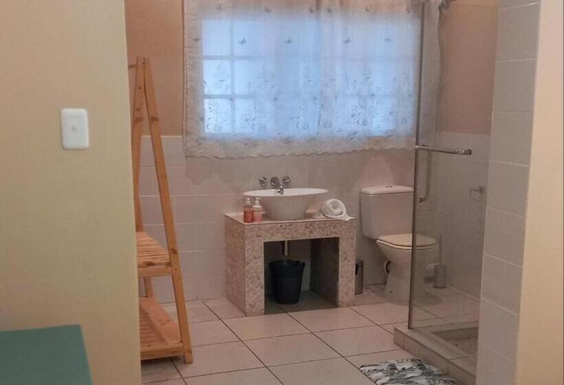 חדר סטנדרט, The Secret Garden