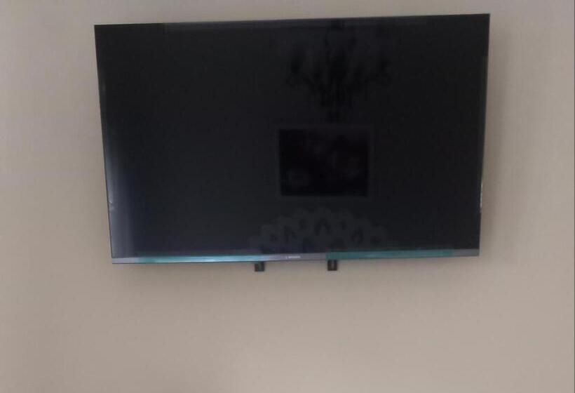 חדר דחוקס עם מיטת קינג, The Secret Garden