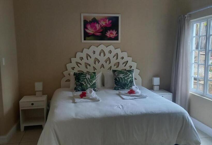 חדר דחוקס עם מיטת קינג, The Secret Garden