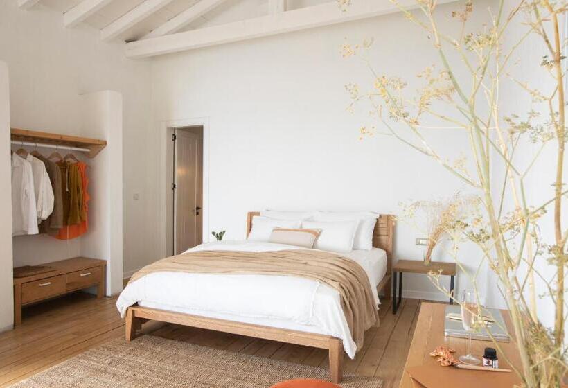 جناح جونيور مزوَّد بتراس, Momos Otel