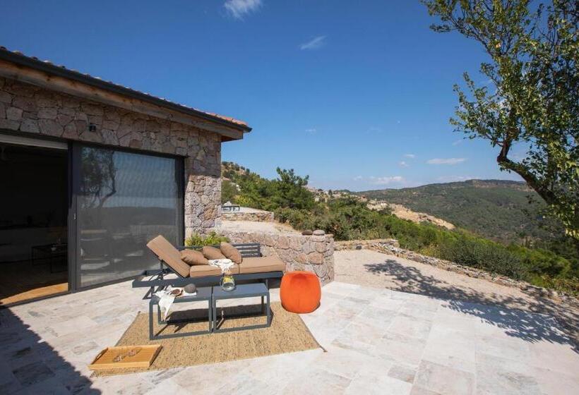 جناح جونيور مزوَّد بتراس, Momos Otel