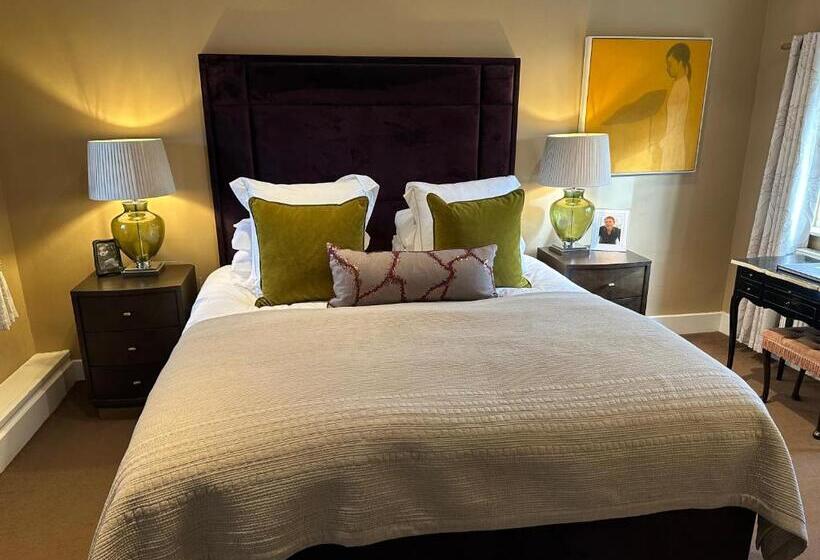 غرفة ديلوكس سرير كينج, The Red Lion