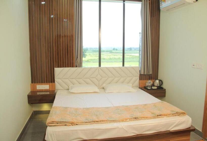 חדר משפחתי, Bishnupur River Side Resort