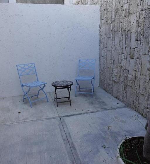 غرفة قياسية مزوَّدة بتراس, Maison Lapinou