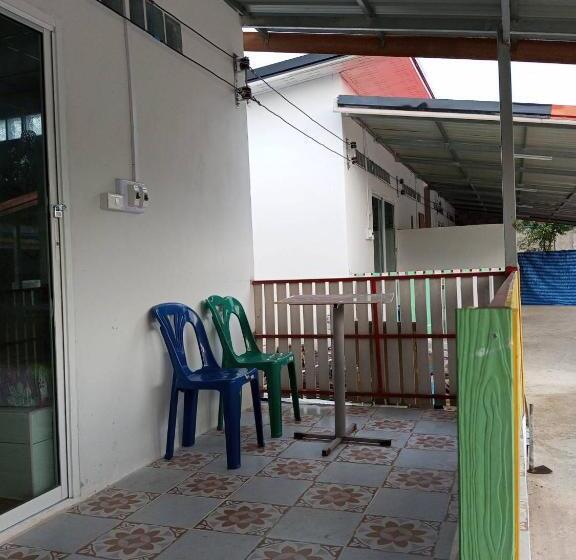 חדר אקונומי לשלושה, ธมนเพลส