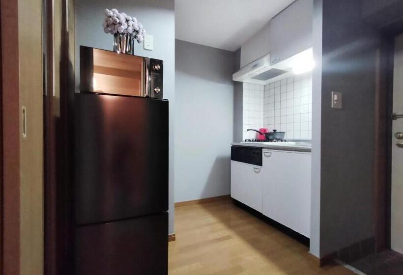 Apartament 1 Dormitori amb Balcó, B25新宿最中心 新宿站10分 Shinjuku Center 10 Mins To Station, Max 4 直达新宿 涉谷 表参道 池袋 上野 代代木 银座 原宿
