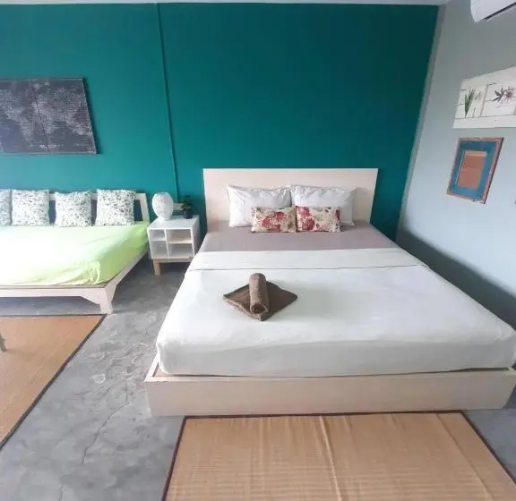 キングサイズベッドのスタンダードルーム, บ้านฟ้าใส รีสอร์ท เกาะล้าน