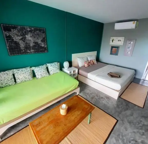 キングサイズベッドのスタンダードルーム, บ้านฟ้าใส รีสอร์ท เกาะล้าน