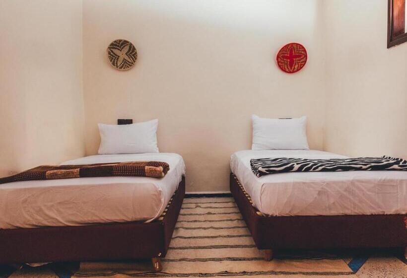 تختخواب در اتاق مشترک, Chill Surfer Hostel