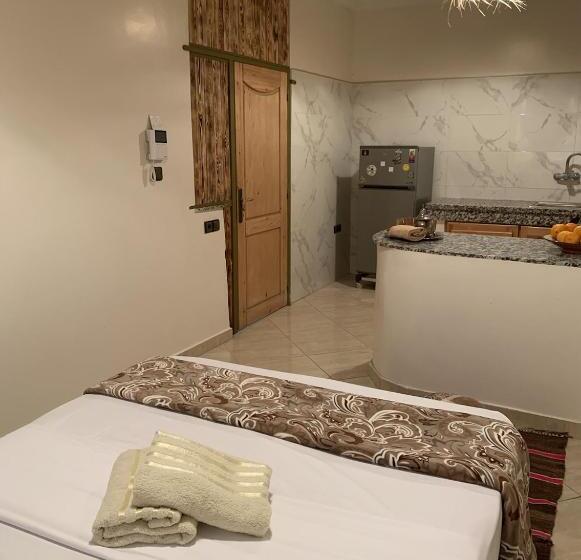 اتاق لوکس, Chill Surfer Hostel