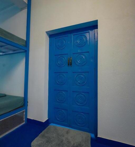 تختخواب در اتاق مشترک, House Of Surf Hostel For Women