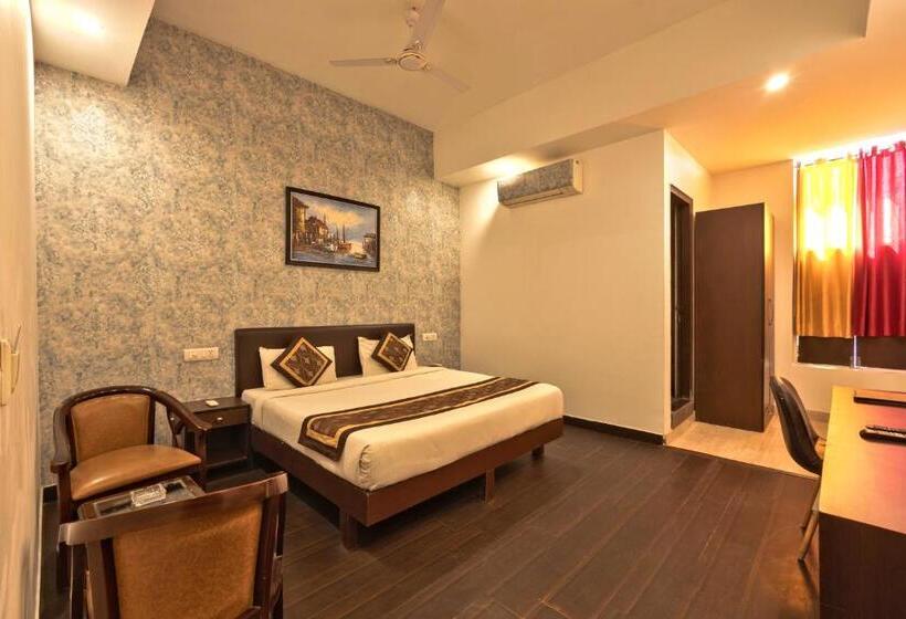 غرفة قياسية سرير كينج, Luxury Tashree Hotel At Airport