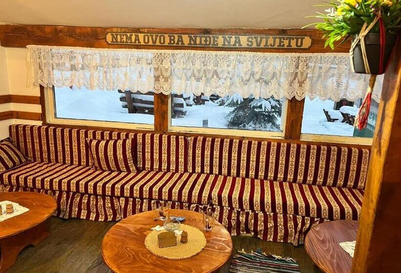 اتاق استاندارد چهارنفره با سرویس بهداشتی مشترک, Sarajevski Begluk