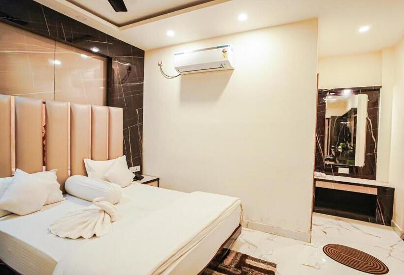 בונגלו משפחתי, Bombay Beach Resort