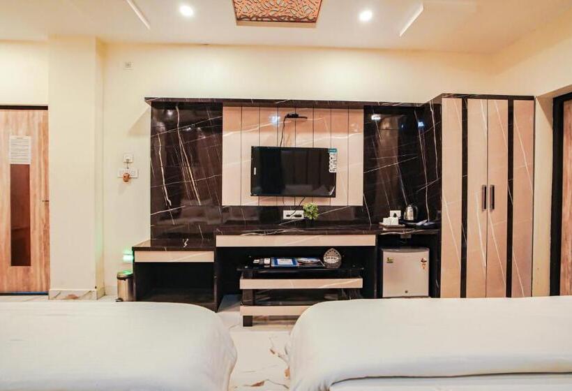 בונגלו משפחתי, Bombay Beach Resort