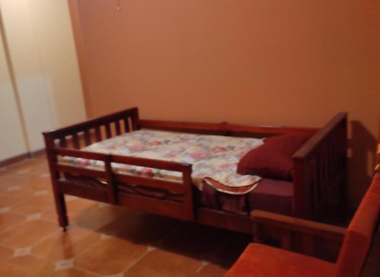 اتاق خانوادگی با چشمانداز باغ, El Castillo De Piedra