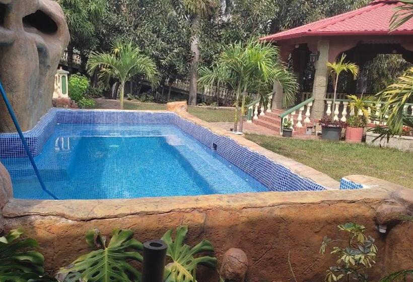 اتاق خانوادگی با چشمانداز باغ, El Castillo De Piedra