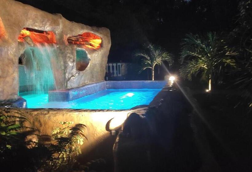 اتاق خانوادگی با چشم‌انداز باغ, El Castillo De Piedra