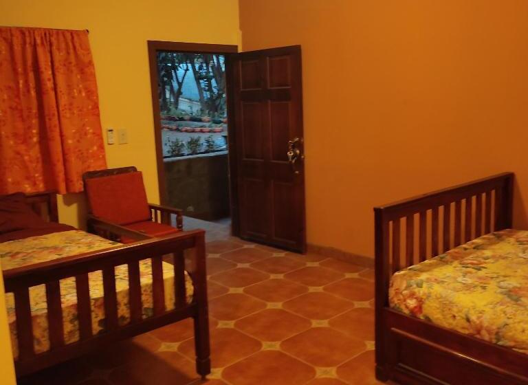 اتاق استاندارد سه تخته با چشمانداز باغ, El Castillo De Piedra