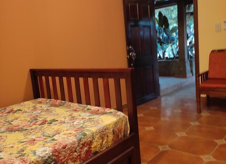 اتاق استاندارد سه تخته با چشمانداز باغ, El Castillo De Piedra