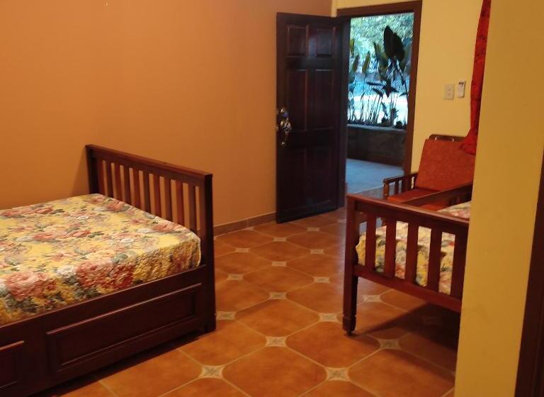 اتاق استاندارد سه تخته با چشمانداز باغ, El Castillo De Piedra