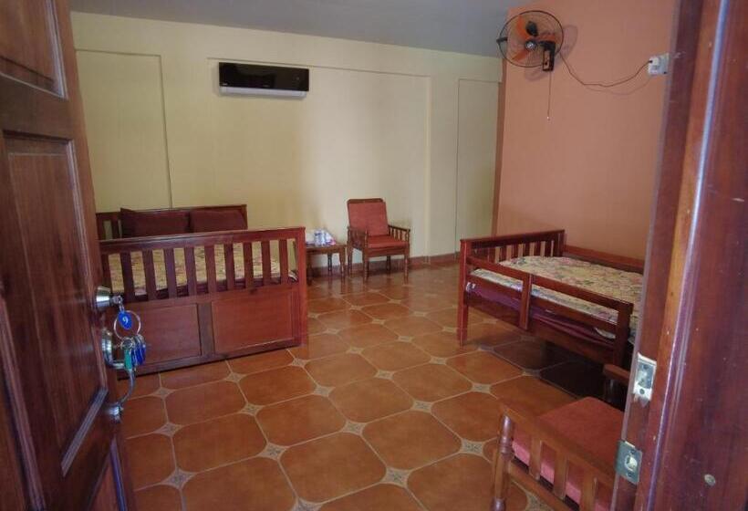 اتاق استاندارد سه تخته با چشمانداز باغ, El Castillo De Piedra