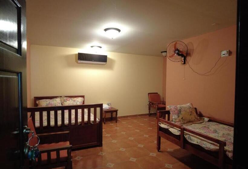 اتاق استاندارد سه تخته با چشمانداز باغ, El Castillo De Piedra