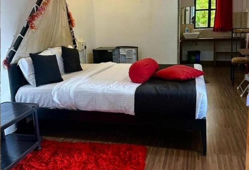 חדר קלאסי לשלושה, O Casa De Boho