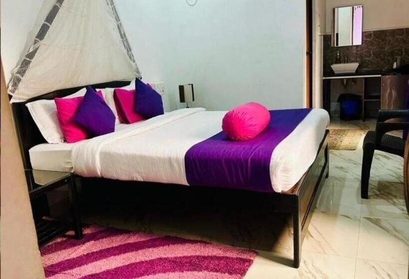 חדר קלאסי לשלושה, O Casa De Boho