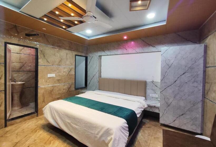 Quarto Deluxe, Pushpanjali Palace