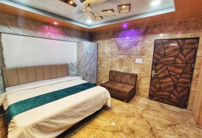 Quarto Deluxe, Pushpanjali Palace