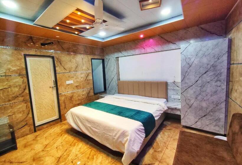 Quarto Deluxe, Pushpanjali Palace