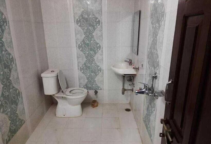 חדר קלאסי לשלושה, Spot On Yathartha Banquet